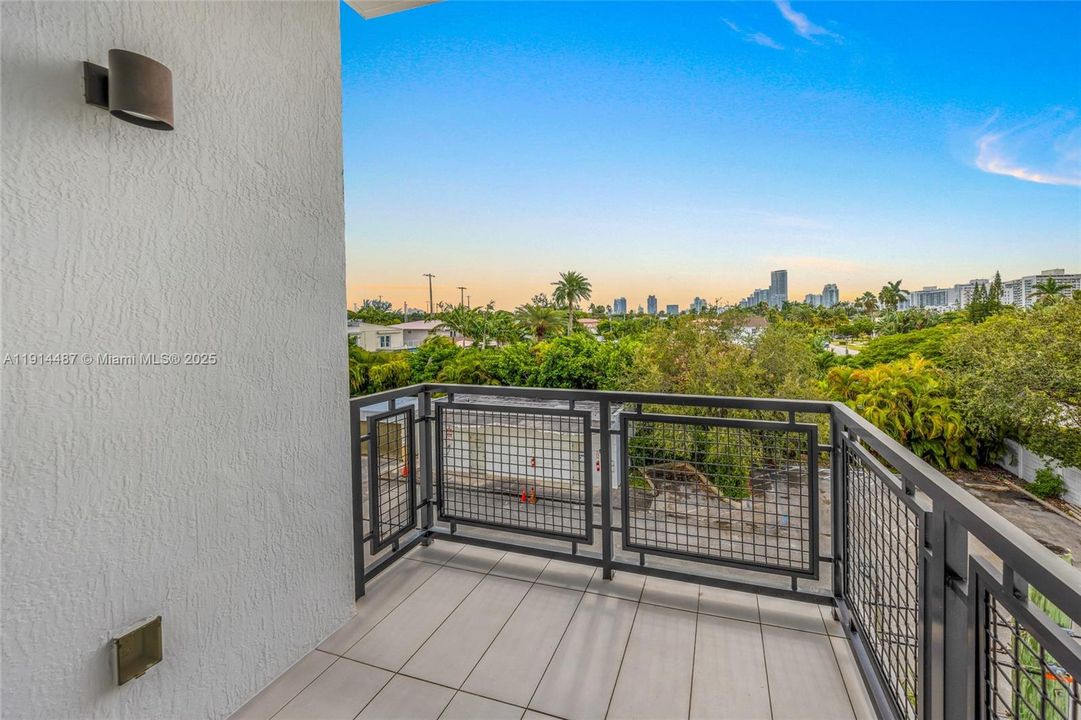 For Sale: $654,900 (1 beds, 1 baths, 738 Square Feet)