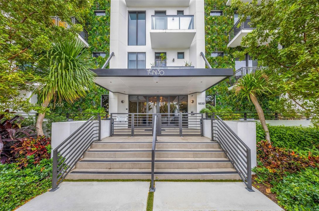 For Sale: $654,900 (1 beds, 1 baths, 738 Square Feet)