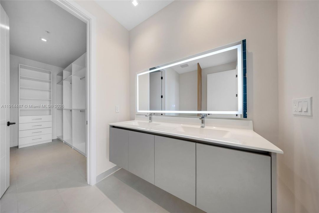 For Sale: $654,900 (1 beds, 1 baths, 738 Square Feet)