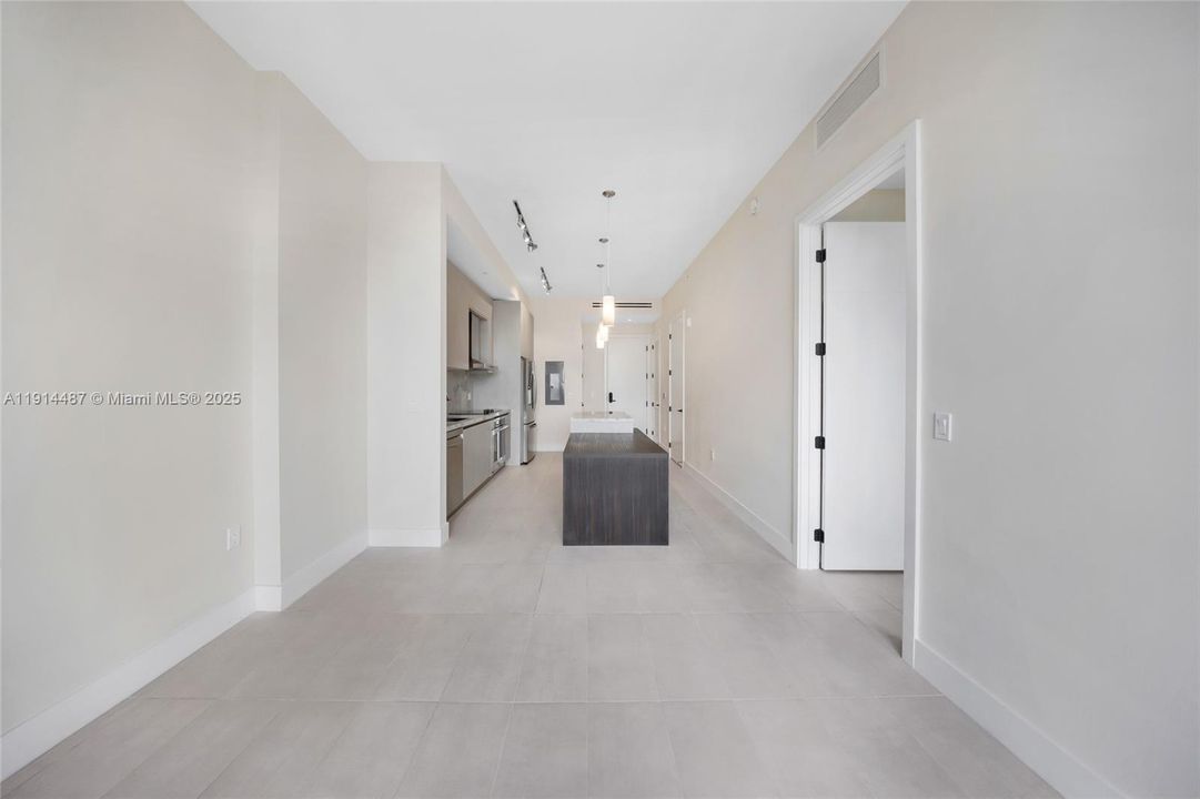 For Sale: $654,900 (1 beds, 1 baths, 738 Square Feet)