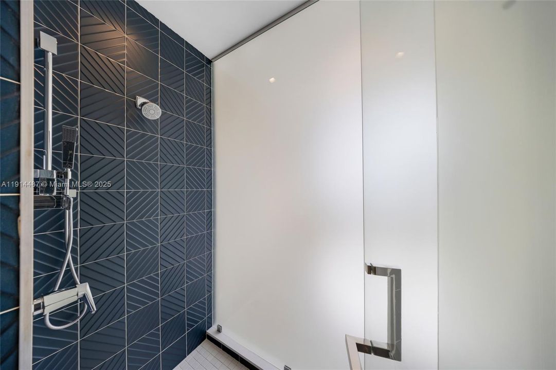 For Sale: $654,900 (1 beds, 1 baths, 738 Square Feet)