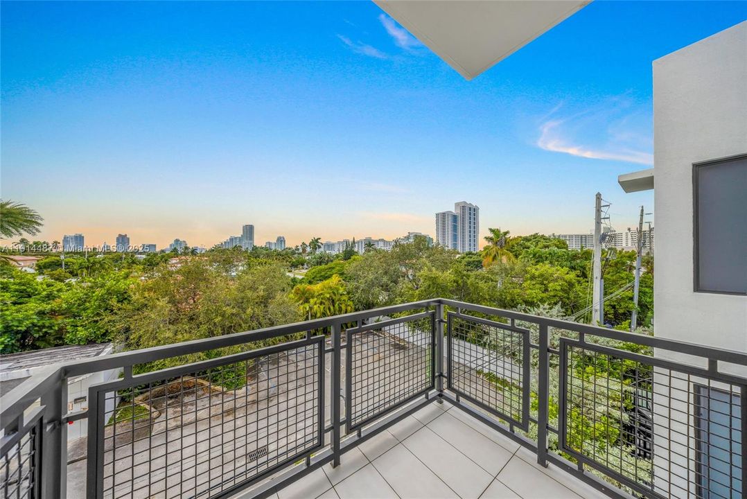 For Sale: $654,900 (1 beds, 1 baths, 738 Square Feet)