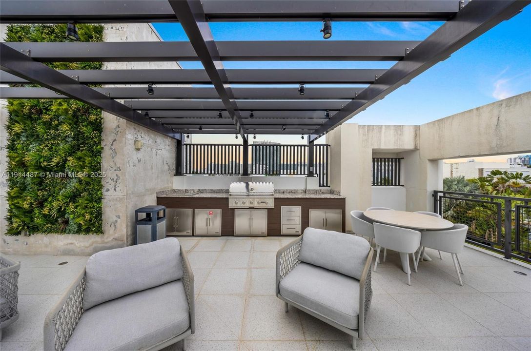 For Sale: $654,900 (1 beds, 1 baths, 738 Square Feet)