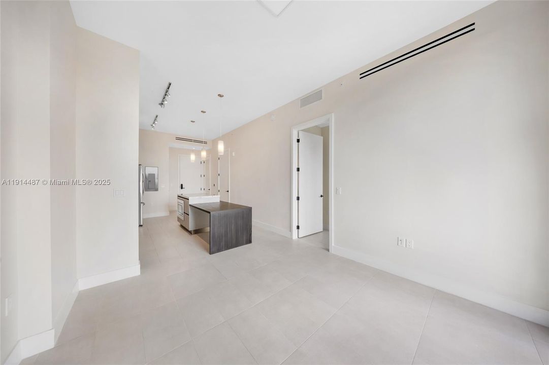 For Sale: $654,900 (1 beds, 1 baths, 738 Square Feet)
