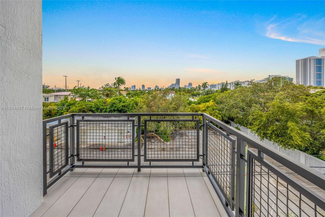 For Sale: $654,900 (1 beds, 1 baths, 738 Square Feet)