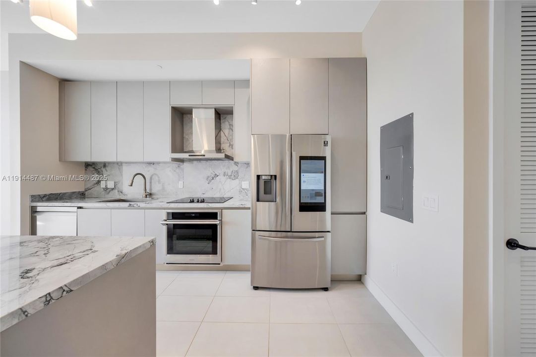 For Sale: $654,900 (1 beds, 1 baths, 738 Square Feet)