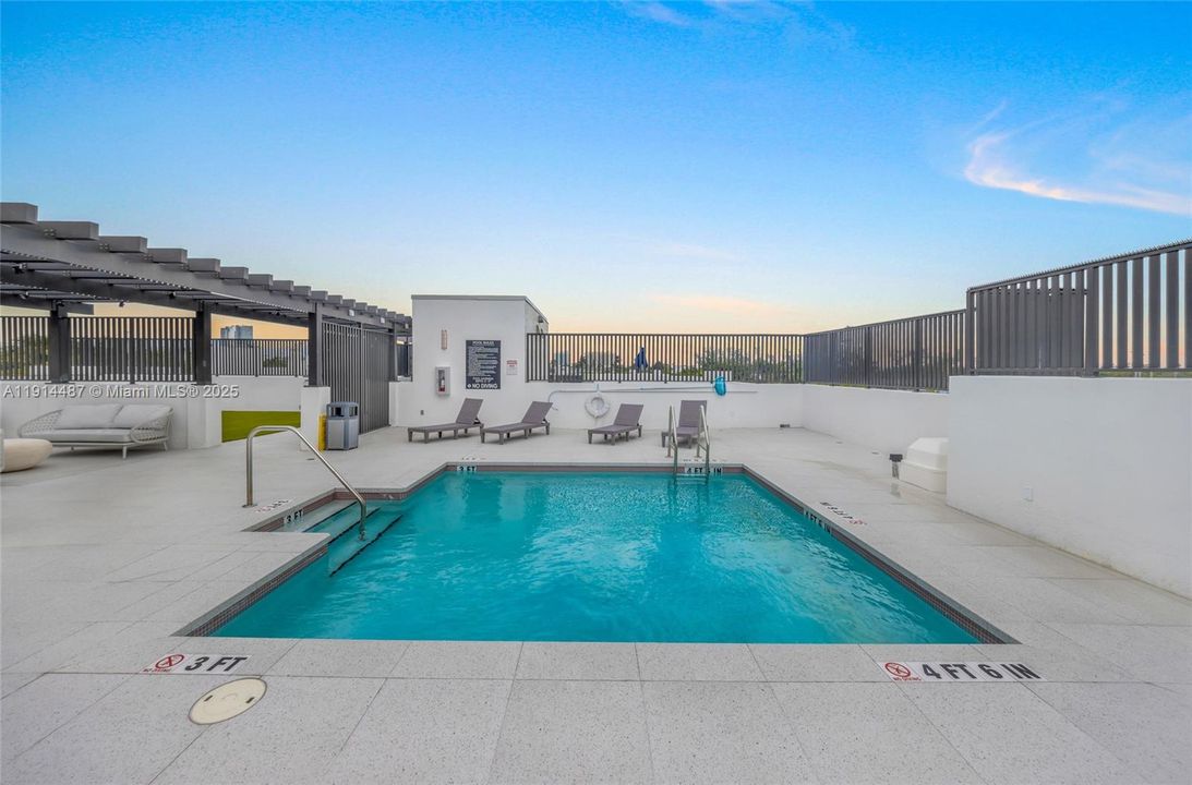 For Sale: $654,900 (1 beds, 1 baths, 738 Square Feet)