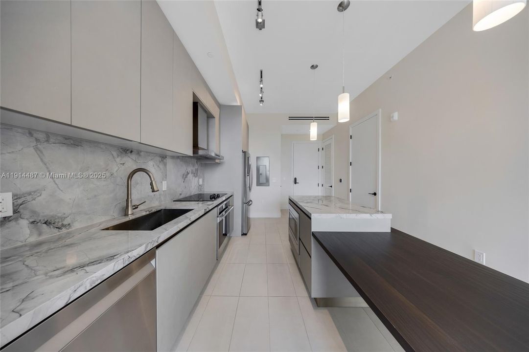For Sale: $654,900 (1 beds, 1 baths, 738 Square Feet)