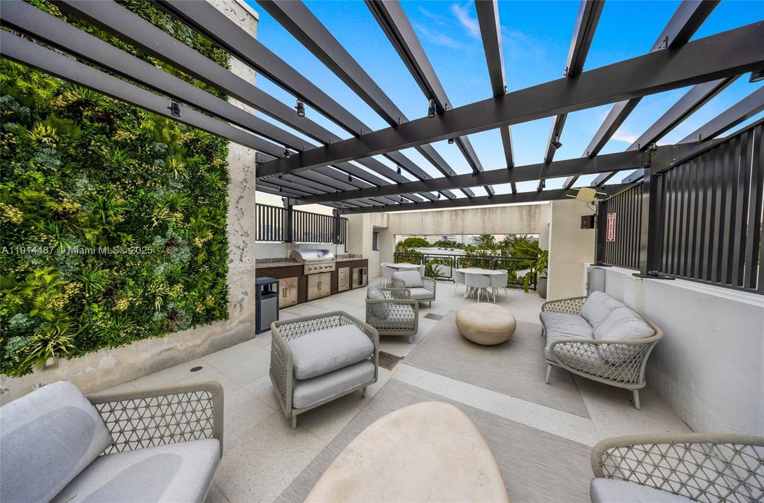 For Sale: $654,900 (1 beds, 1 baths, 738 Square Feet)