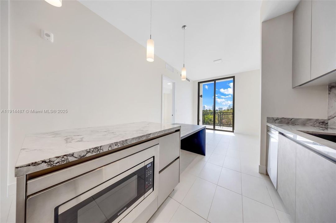 For Sale: $654,900 (1 beds, 1 baths, 738 Square Feet)