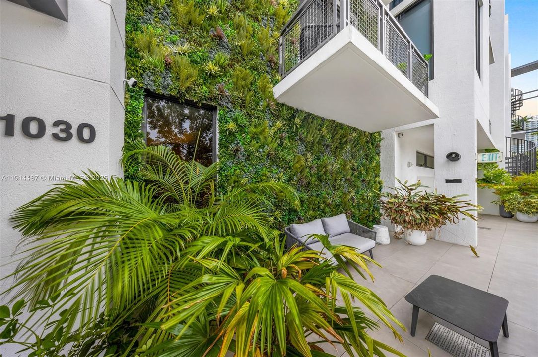 For Sale: $654,900 (1 beds, 1 baths, 738 Square Feet)