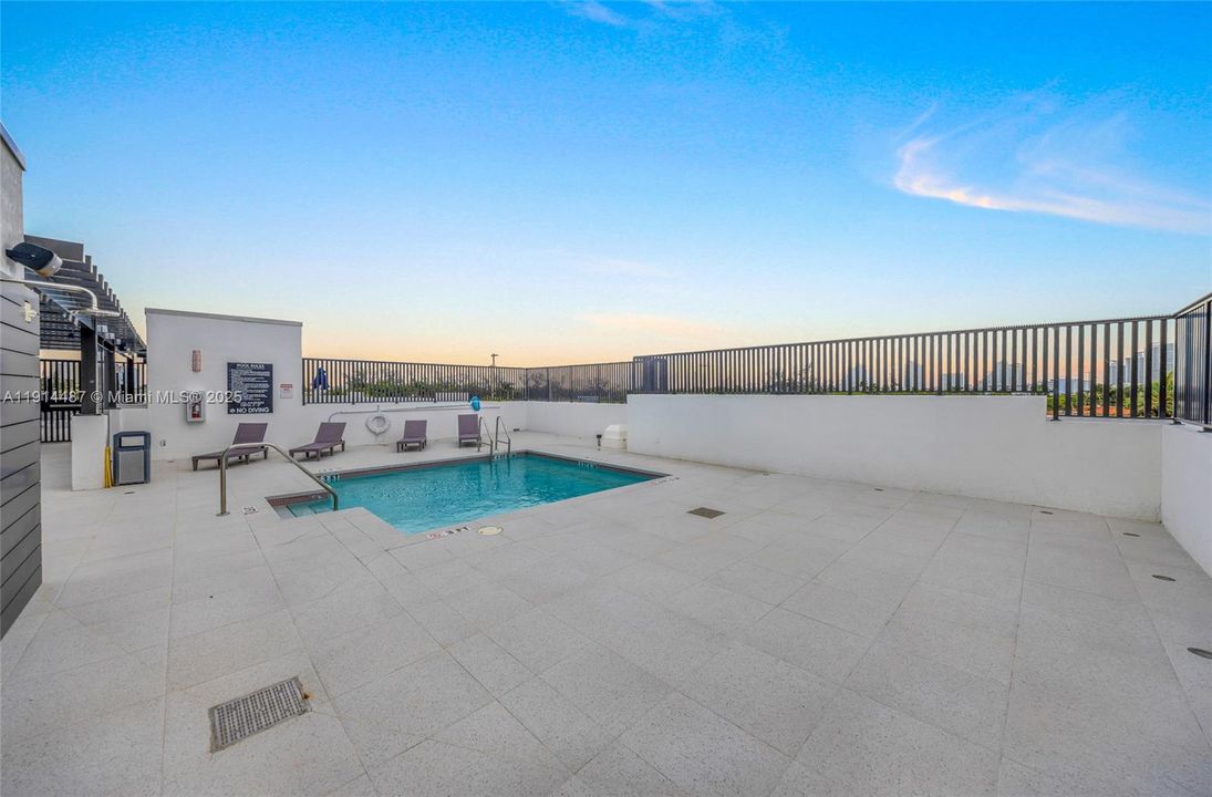 For Sale: $654,900 (1 beds, 1 baths, 738 Square Feet)