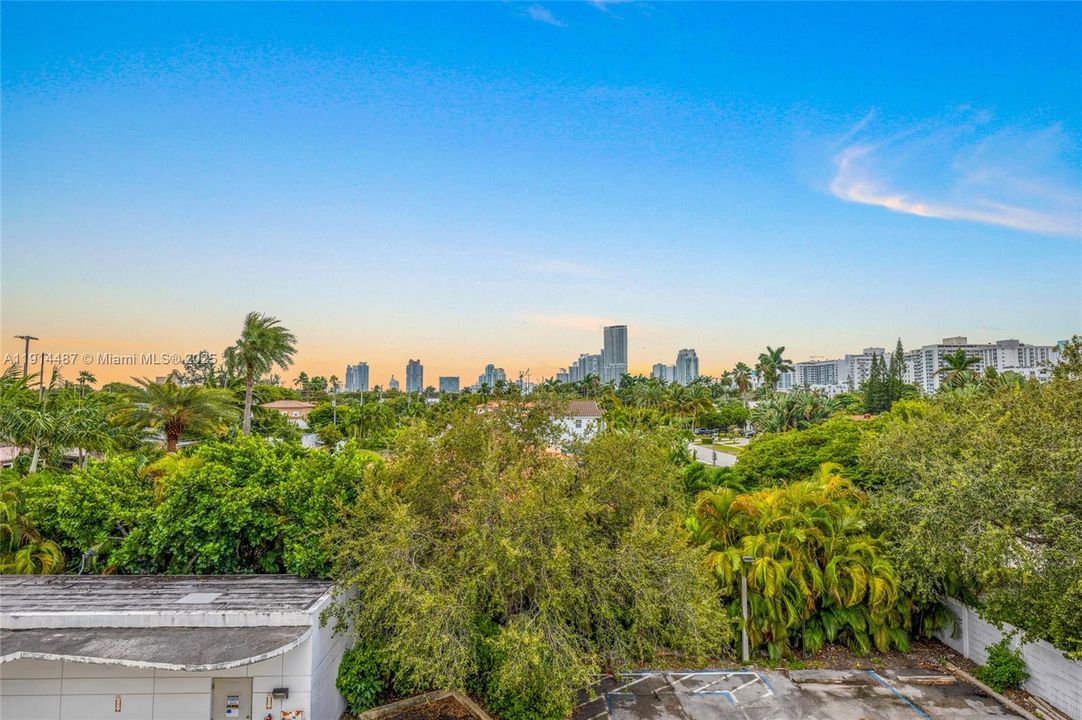 For Sale: $654,900 (1 beds, 1 baths, 738 Square Feet)