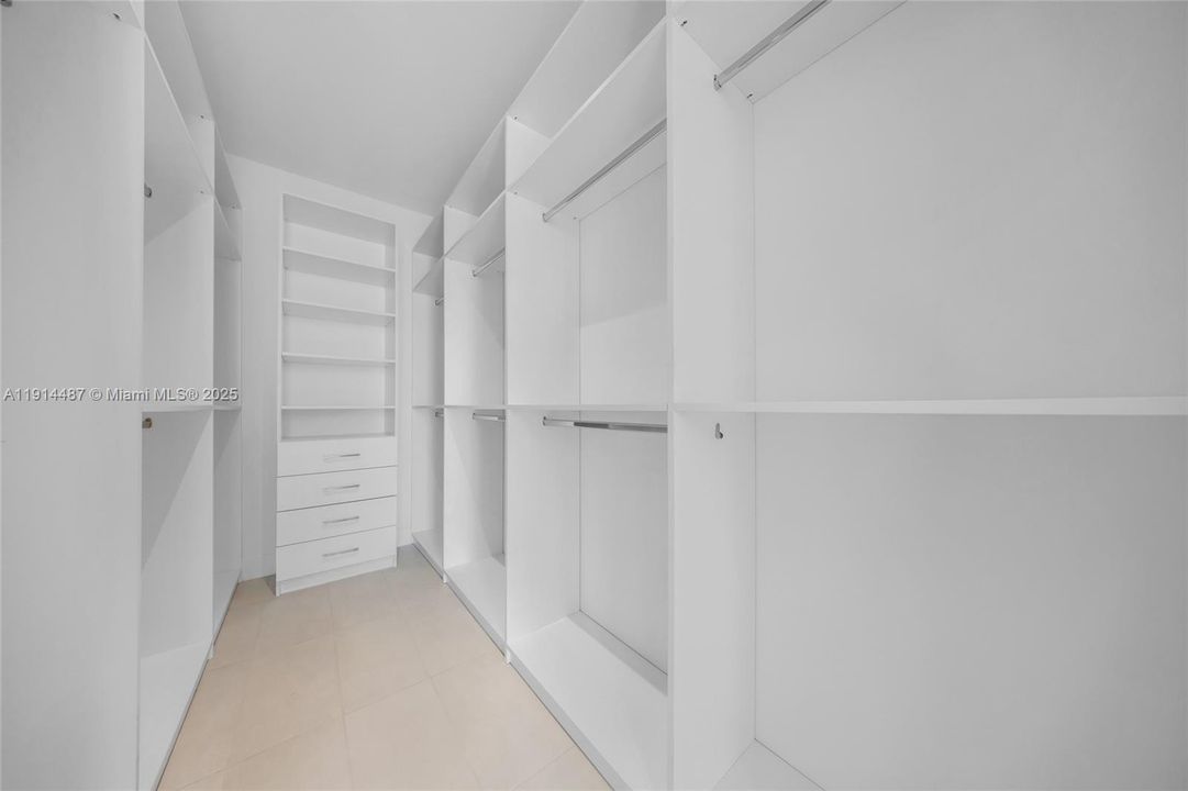 For Sale: $654,900 (1 beds, 1 baths, 738 Square Feet)