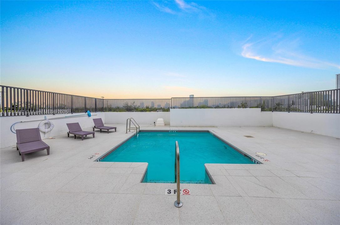 For Sale: $654,900 (1 beds, 1 baths, 738 Square Feet)