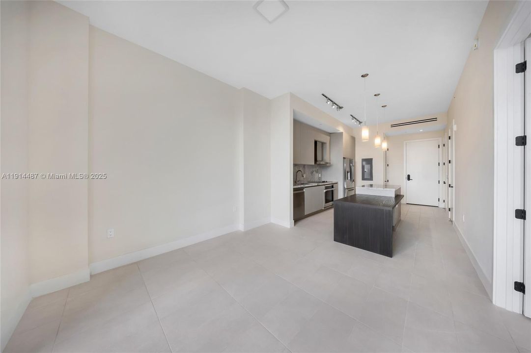 For Sale: $654,900 (1 beds, 1 baths, 738 Square Feet)