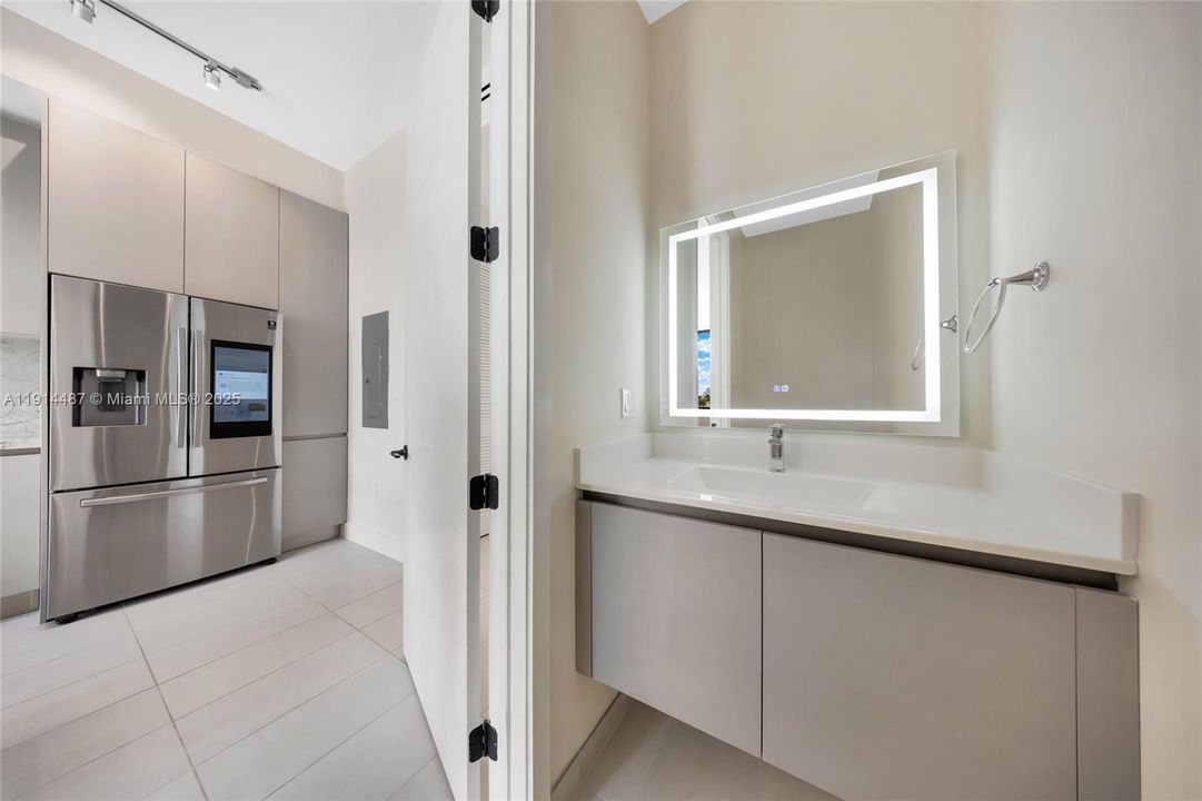 For Sale: $654,900 (1 beds, 1 baths, 738 Square Feet)