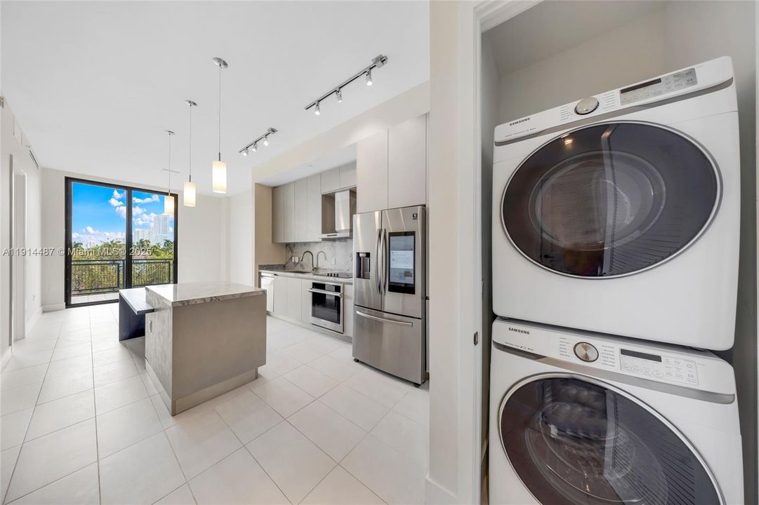 For Sale: $654,900 (1 beds, 1 baths, 738 Square Feet)