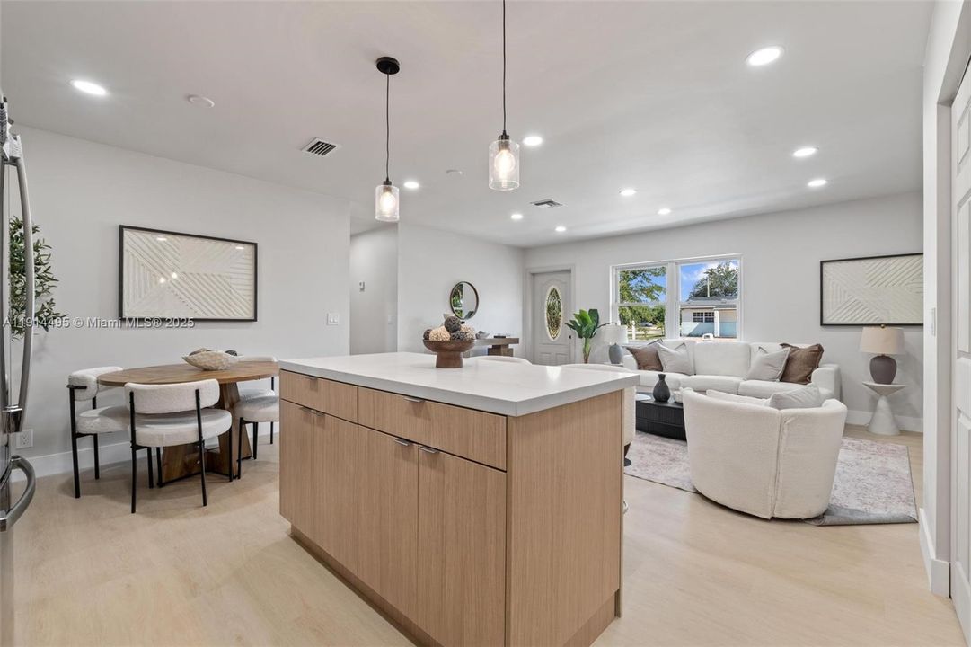 En Venta: $499,999 (4 camas, 3 baños, 1254 Pies cuadrados)