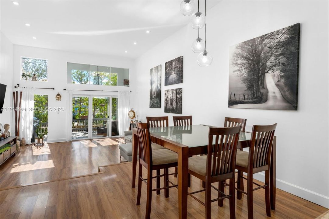 На продажу: $849,000 (3 спален, 3 ванн, 1500 Квадратных фут)