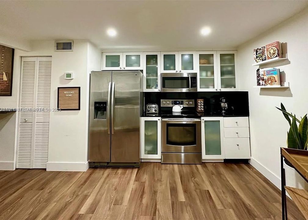 For Sale: $449,000 (2 beds, 2 baths, 940 Square Feet)