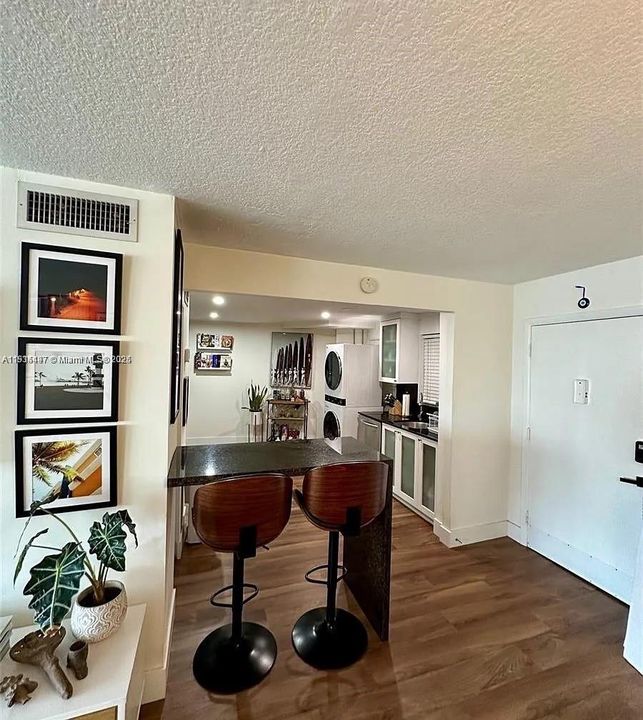 For Sale: $449,000 (2 beds, 2 baths, 940 Square Feet)