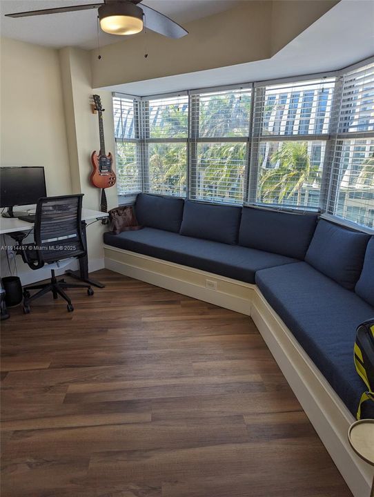 For Sale: $449,000 (2 beds, 2 baths, 940 Square Feet)