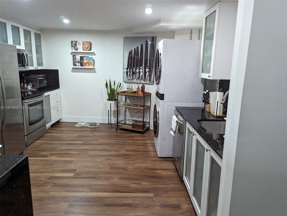 For Sale: $449,000 (2 beds, 2 baths, 940 Square Feet)