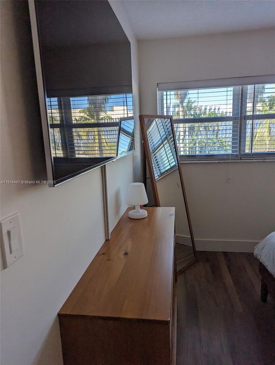 For Sale: $449,000 (2 beds, 2 baths, 940 Square Feet)