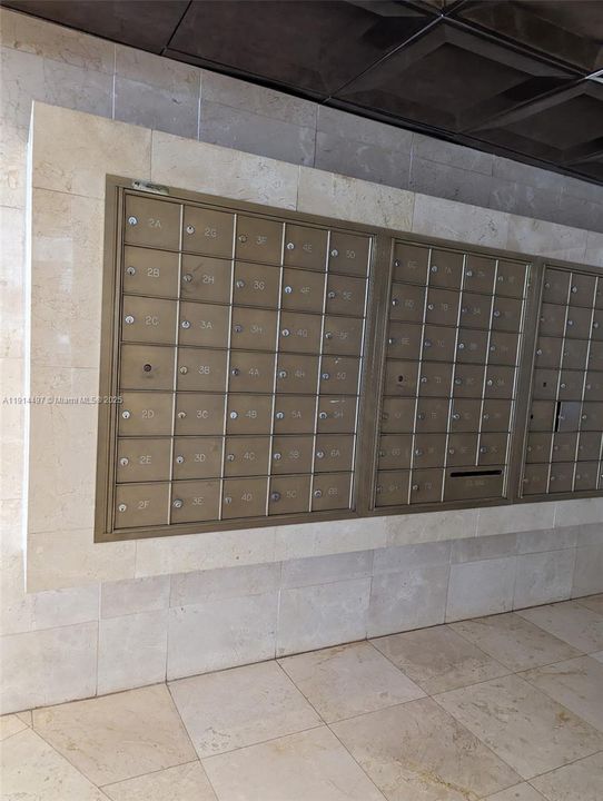 For Sale: $449,000 (2 beds, 2 baths, 940 Square Feet)