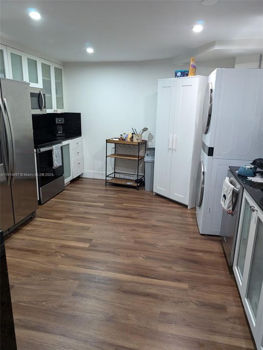 For Sale: $449,000 (2 beds, 2 baths, 940 Square Feet)