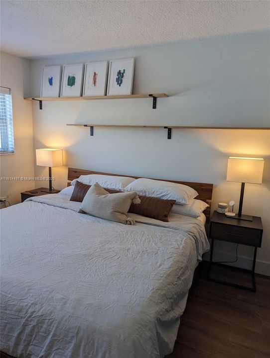 For Sale: $449,000 (2 beds, 2 baths, 940 Square Feet)