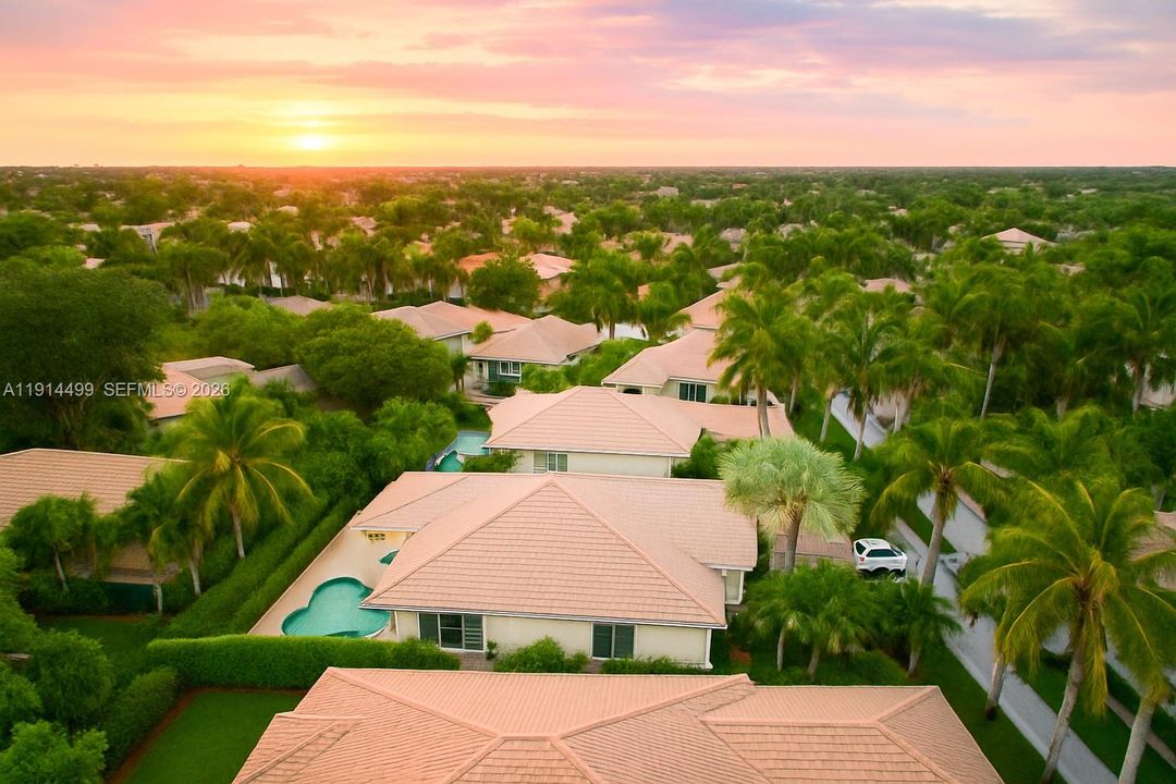 Harbor View community comprises approximately 115–116 homes built mostly between 2000–2002.