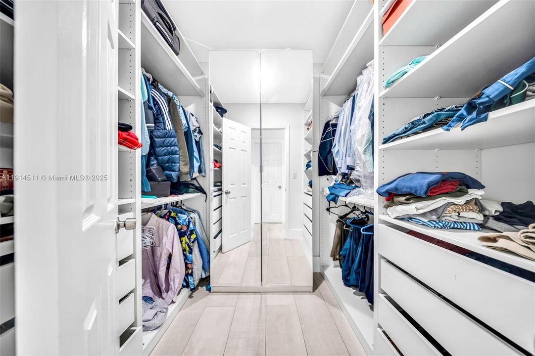 For Sale: $1,849,900 (6 beds, 4 baths, 3888 Square Feet)