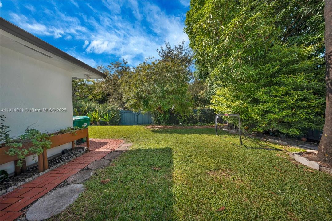 For Sale: $1,849,900 (6 beds, 4 baths, 3888 Square Feet)