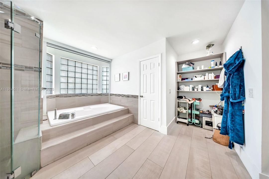 For Sale: $1,849,900 (6 beds, 4 baths, 3888 Square Feet)