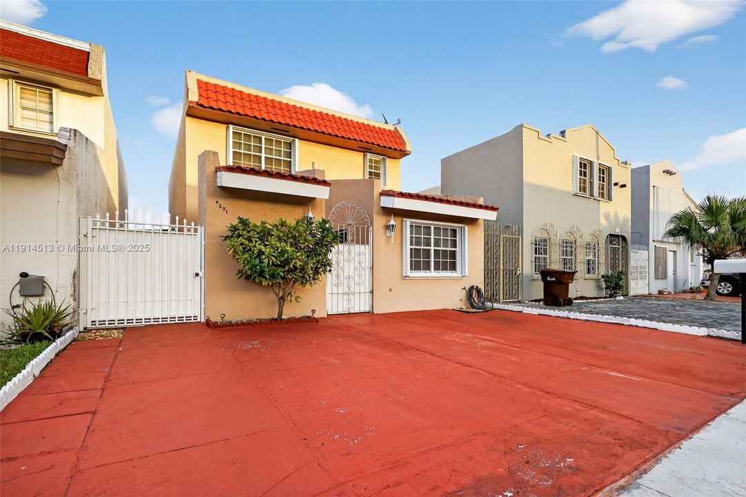 For Sale: $540,000 (3 beds, 2 baths, 2223 Square Feet)