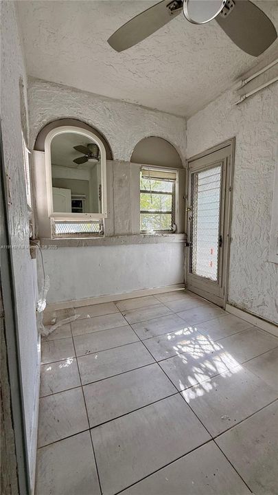 Recently Rented: $2,000 (3 beds, 1 baths, 1100 Square Feet)