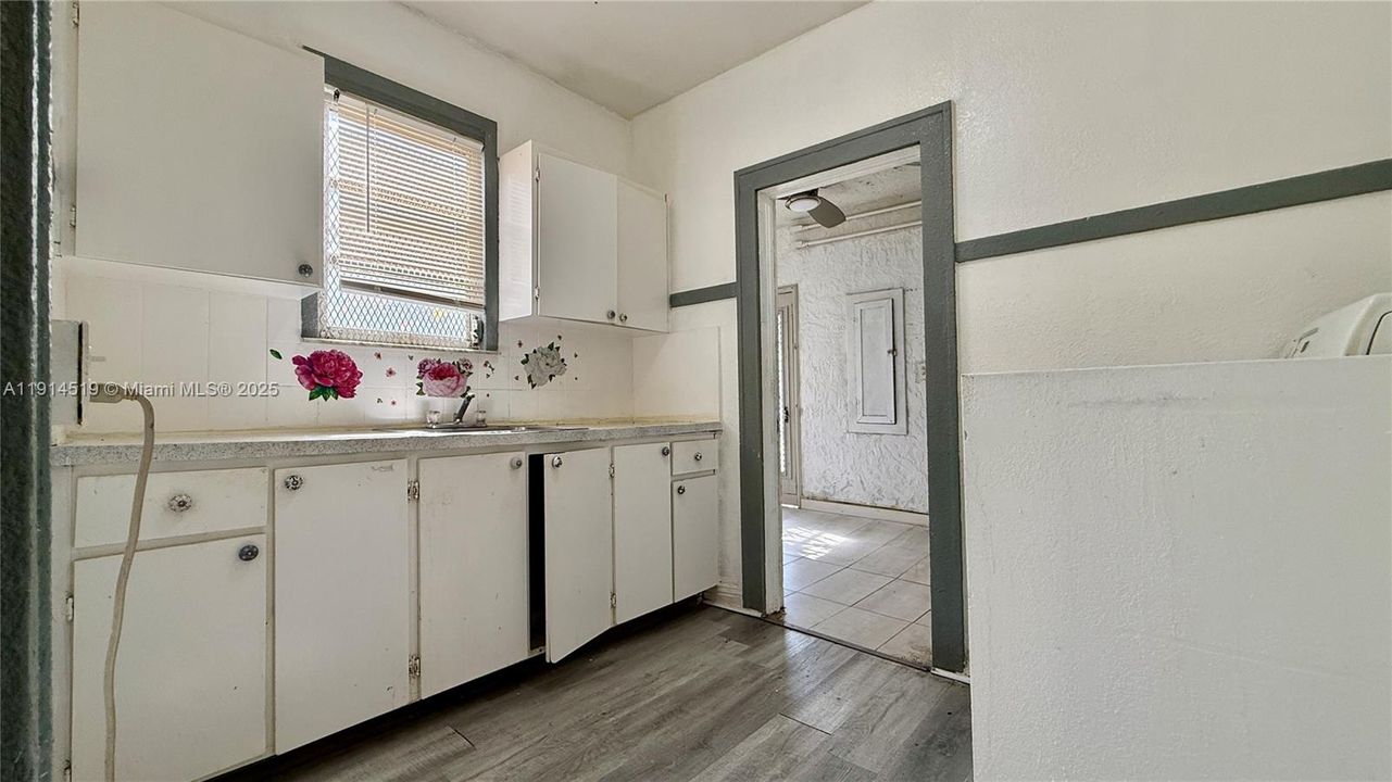 Recently Rented: $2,000 (3 beds, 1 baths, 1100 Square Feet)