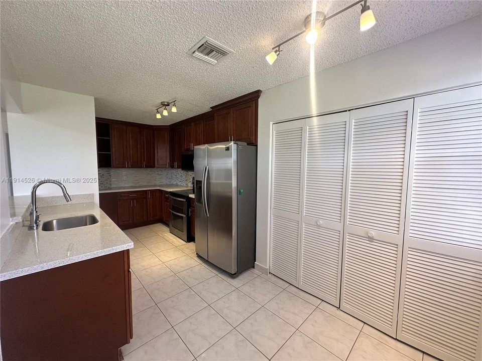 For Rent: $3,100 (3 beds, 2 baths, 1711 Square Feet)