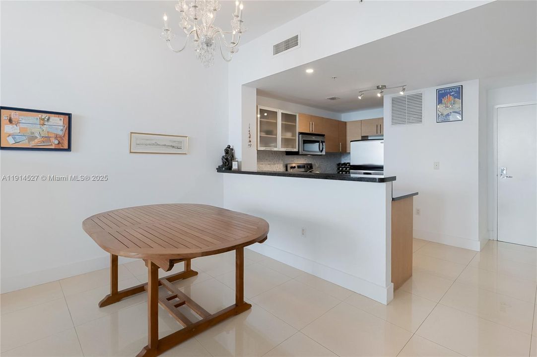 待售: $549,000 (1 贝兹, 1 浴室, 850 平方英尺)