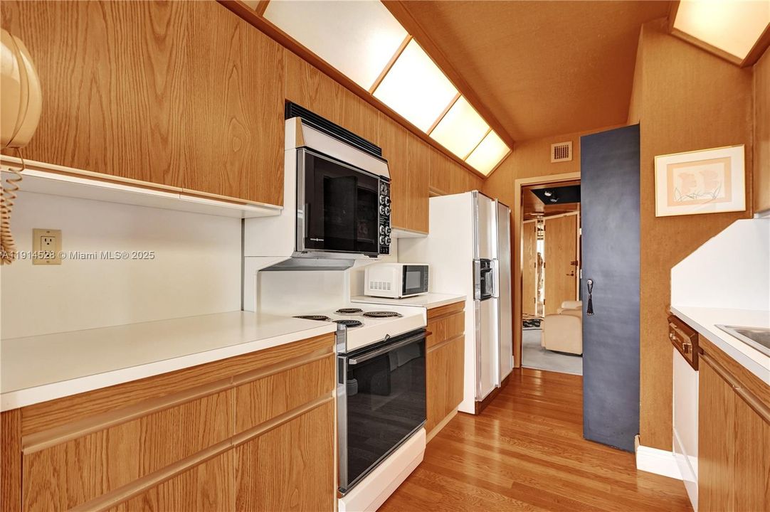 For Sale: $565,000 (2 beds, 2 baths, 1522 Square Feet)