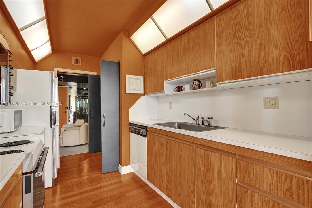 For Sale: $565,000 (2 beds, 2 baths, 1522 Square Feet)