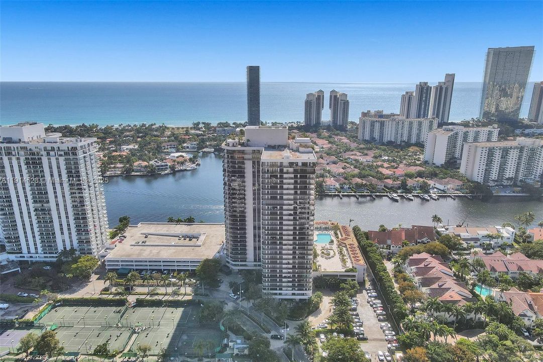 For Sale: $565,000 (2 beds, 2 baths, 1522 Square Feet)