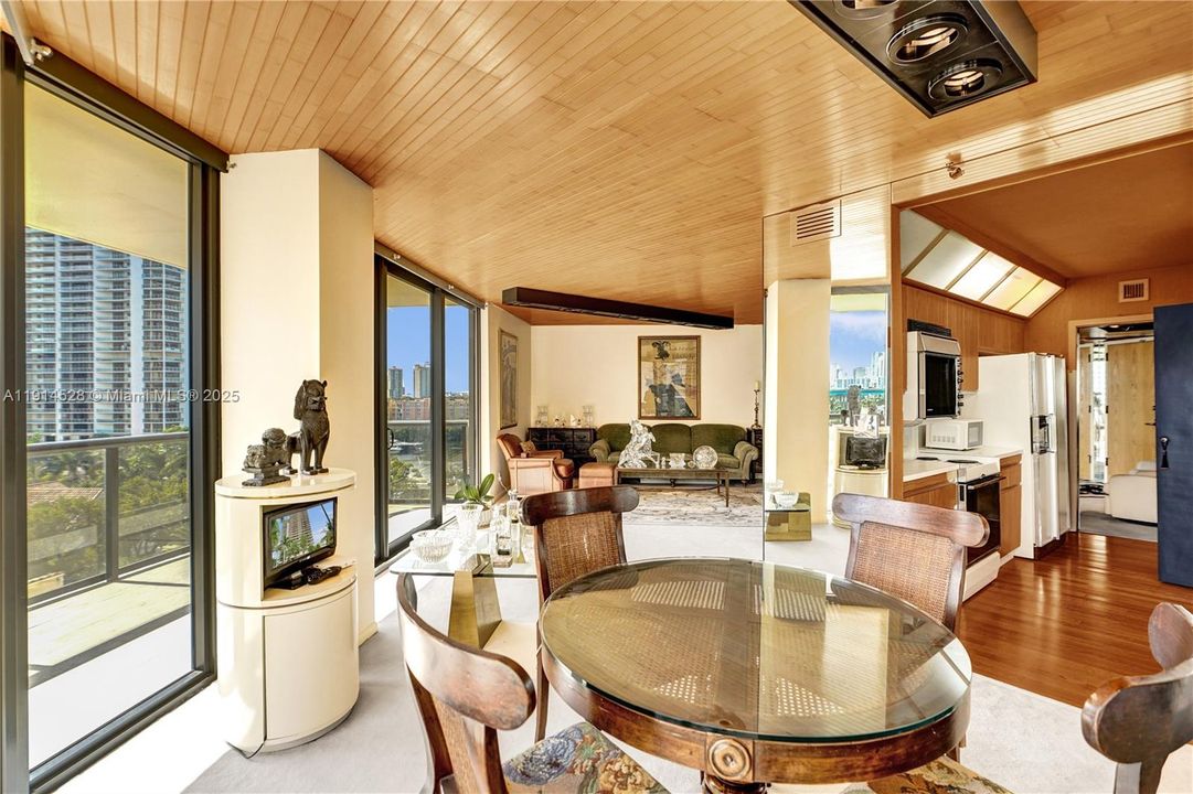 For Sale: $565,000 (2 beds, 2 baths, 1522 Square Feet)