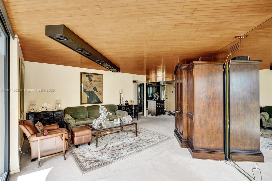 For Sale: $565,000 (2 beds, 2 baths, 1522 Square Feet)