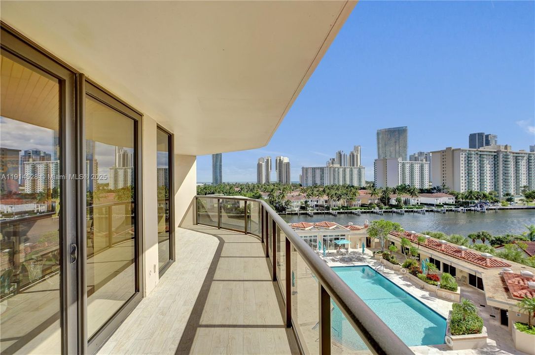 For Sale: $565,000 (2 beds, 2 baths, 1522 Square Feet)