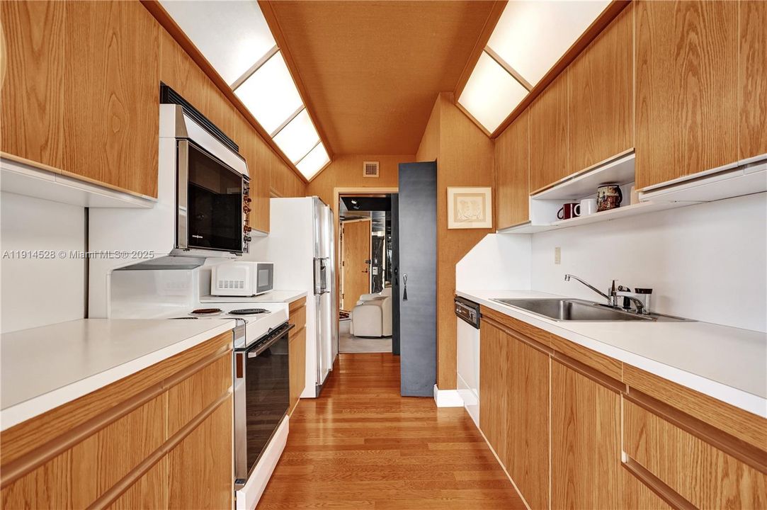 For Sale: $565,000 (2 beds, 2 baths, 1522 Square Feet)