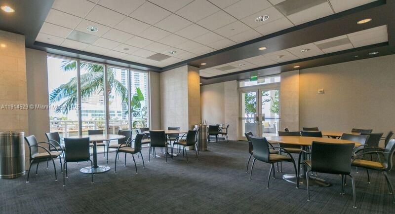 На продажу: $1,800,000 (3 спален, 2 ванн, 1944 Квадратных фут)