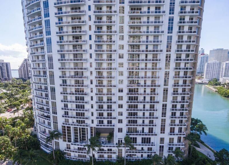 На продажу: $1,800,000 (3 спален, 2 ванн, 1944 Квадратных фут)